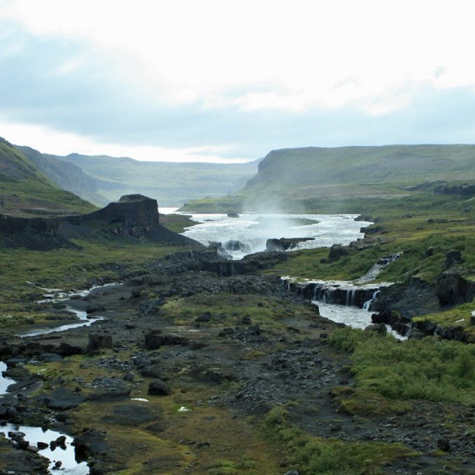 Horft af Vígabjargi suður að Réttarfossi. Réttarbjarg t.v.