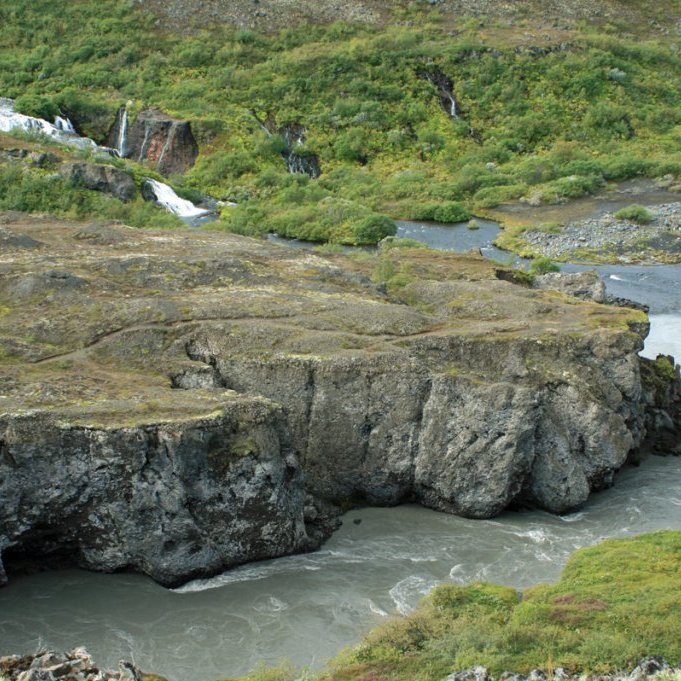 Horft af Vígabjargi vestur yfir Jökulsá. Urriðafossar í Melbugsá í Hólmatungum í baksýn.