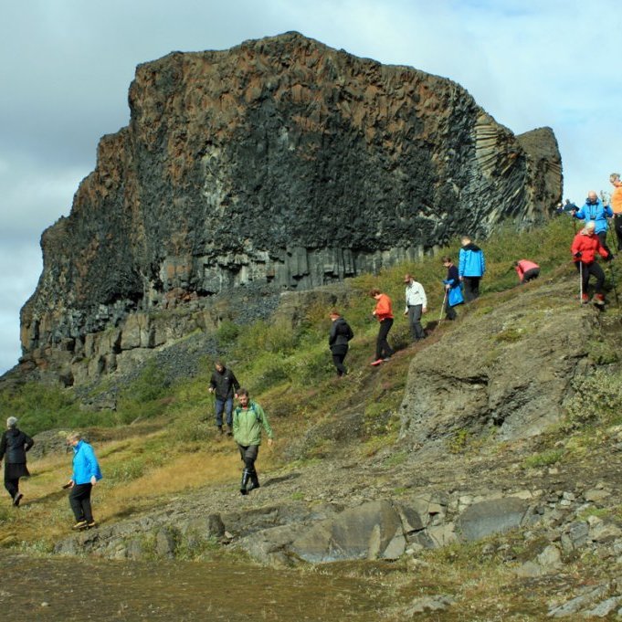 Hópur FFA á leið suður að Réttarfossi. Vígabjarg í baksýn.