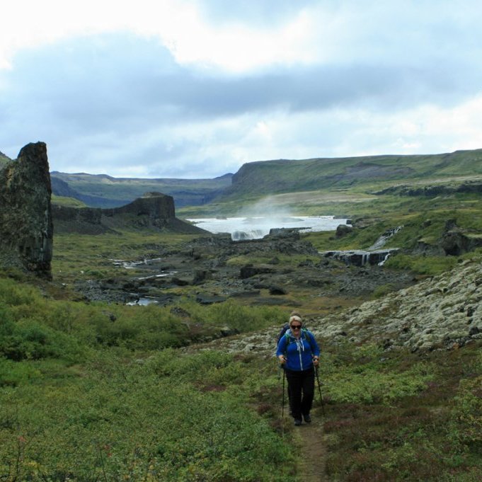 Á leið norður úr Forvöðum. Réttarbjarg t.v. og Vígabjarg t.h.