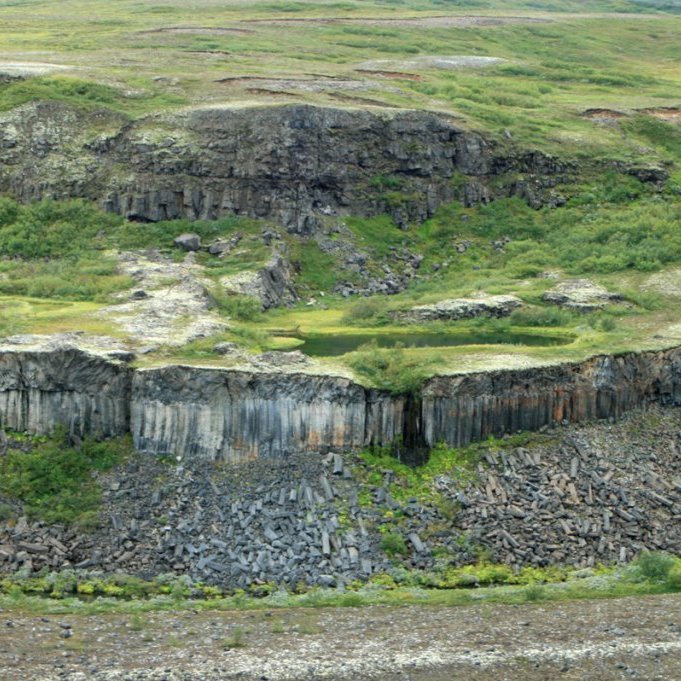 Á leið norður austurbarm Jökulsárgljúfurs. Stallatjörn og Þúfubjarg vestan Jökulsár.