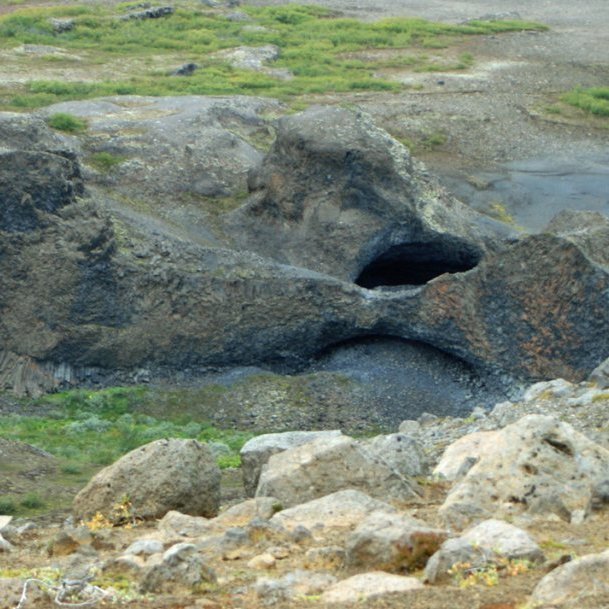 Gloppa og Gloppuhellir vestan Jökulsár á Fjöllum.