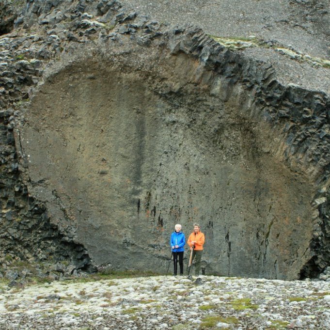 Á Ærundirlendi við Jökulsá: Risastór skel í kletti.