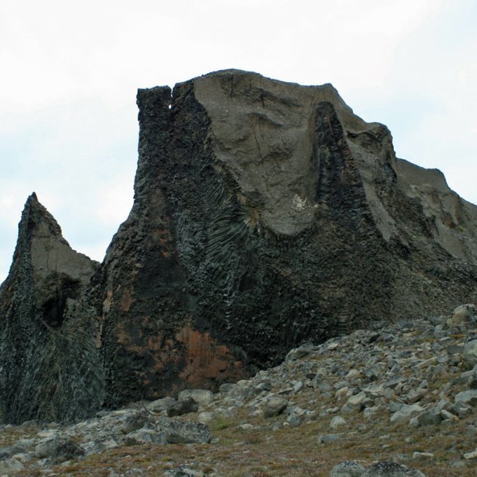 Ótal skemmtilegar myndir í stórum kletti á Ærundirlendi við Jökulsá.