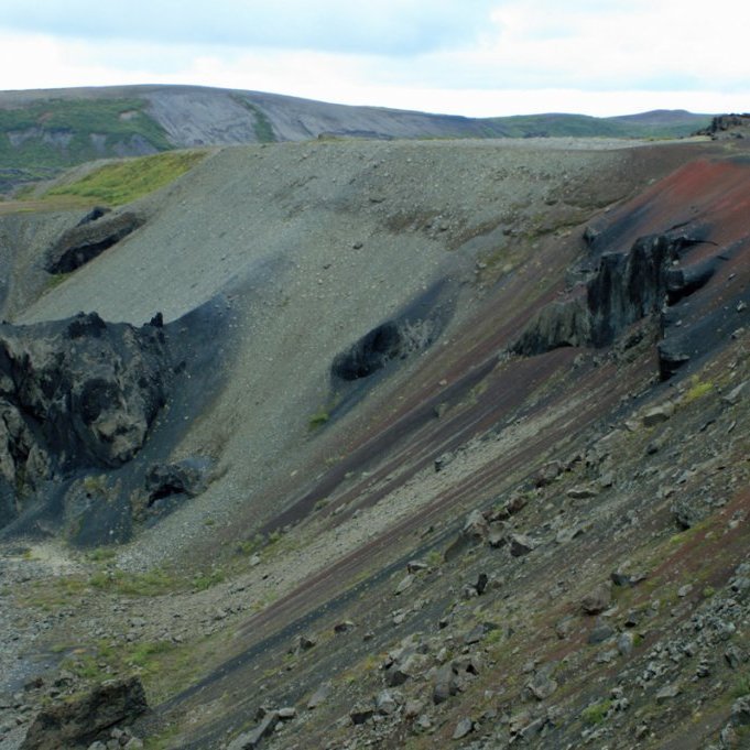 Fallegir litir í bergi og skriðum austan Jökulsár á Fjöllum.