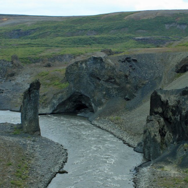 Karlinn vestan Jökulsár og Tröllahellir.