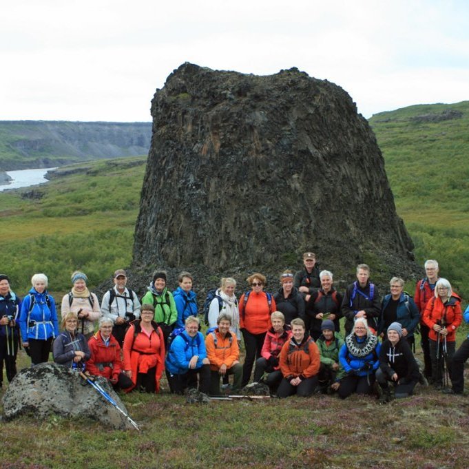 Gönguhópur FFA við Hallhöfða í Hallhöfðaskógi.