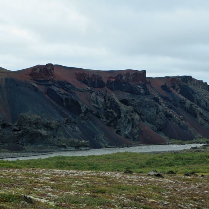 Rauðhólar vestan Jökulsár, séð úr Hallhöfðaskógi.