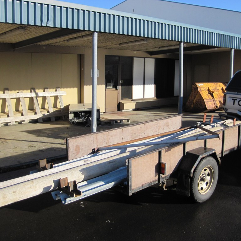 Skíði beisli og staurar í brúarsmíði lestaðir