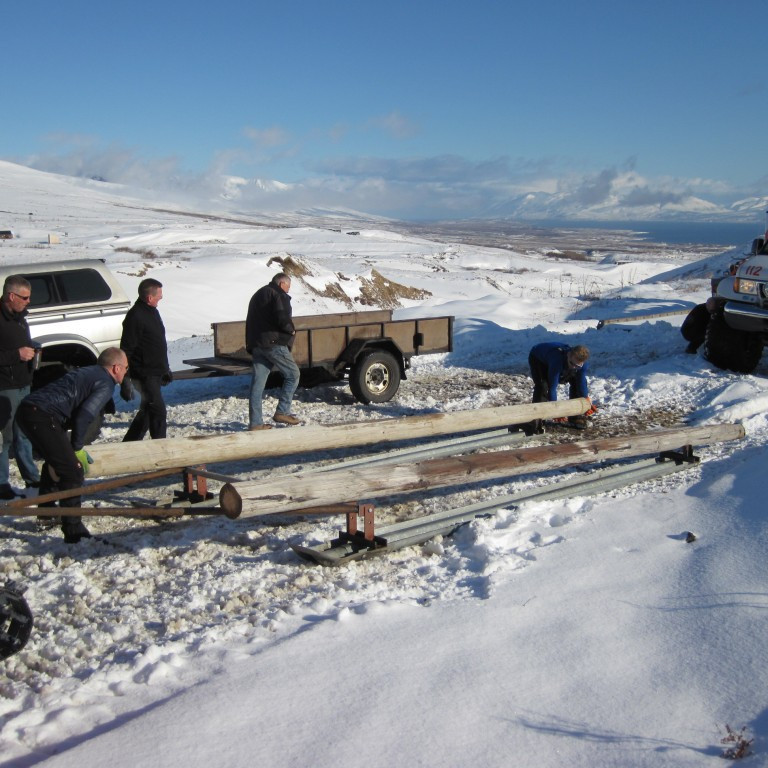 Græjað aftan í  snjóbíl við haugana