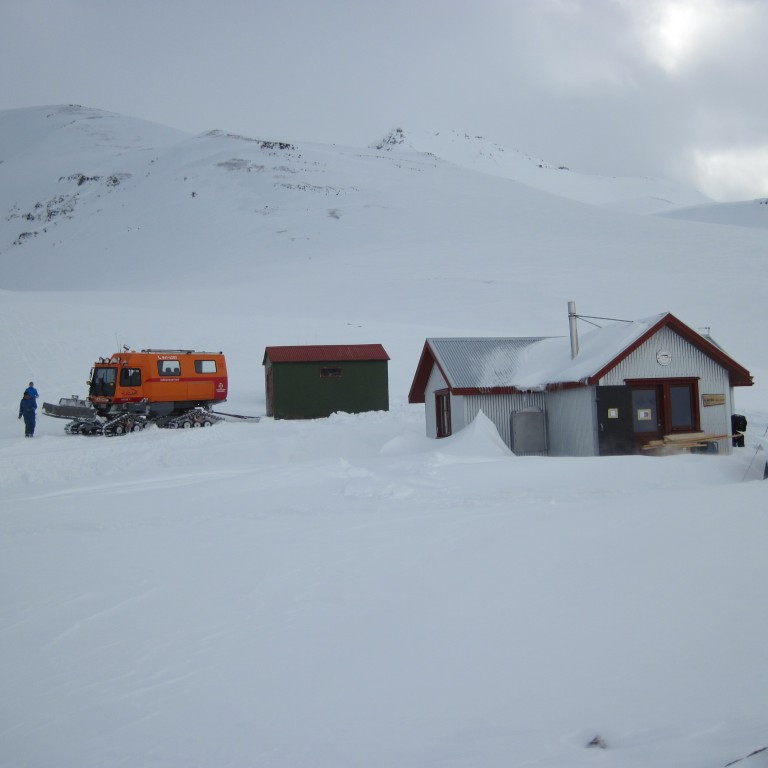Komið hádegi og nú fyrst litið upp til að kíkja á nestið