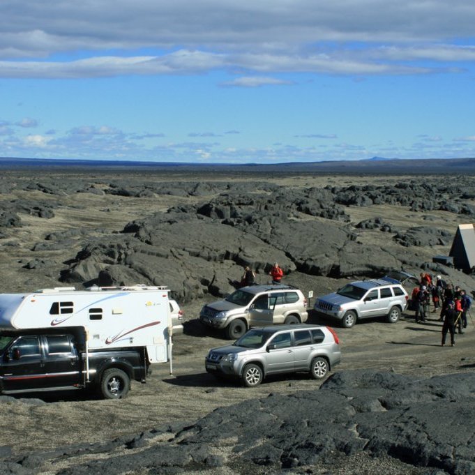 Við lögðum bílunum rétt vestan við brúna á Kreppu