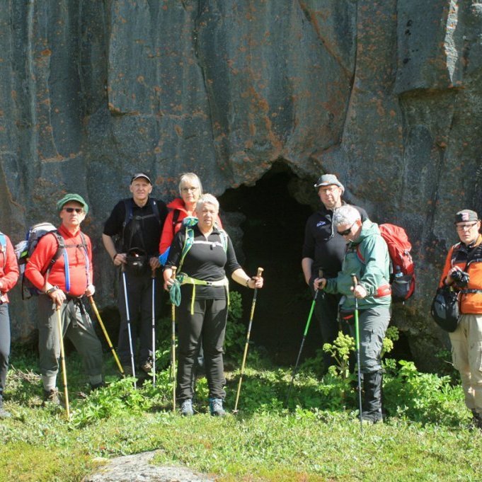 Austanvert í Miðdal er manngengur hellisskúti