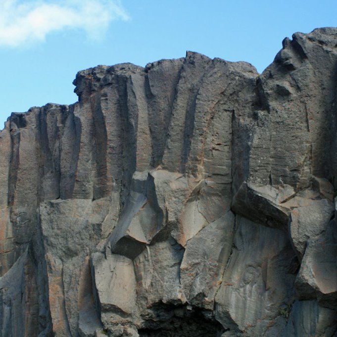 Glæsilegir stuðlabergshamrar austanvert við Miðdal