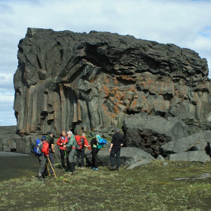Fallegur stuðlabergshöfði austan við mynni Miðdals