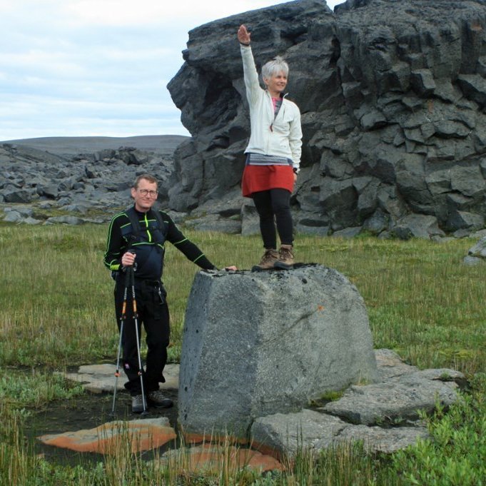 Hjalti Jóhannesson og Fjóla Helgadóttir við skemmtilega stuðlabergsmyndun í Austurdal