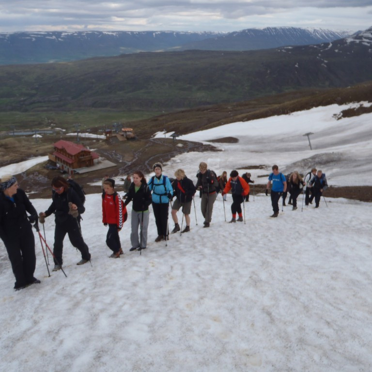 Gengið upp langan snjóskafl fyrir ofan Strýtu.
