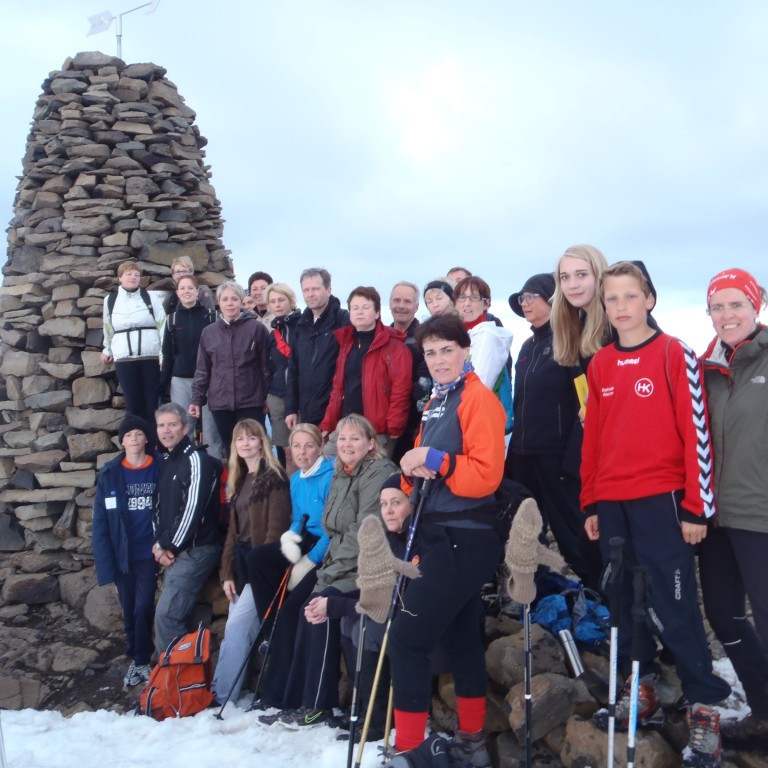 Varðan sést vel neðan úr bæ.