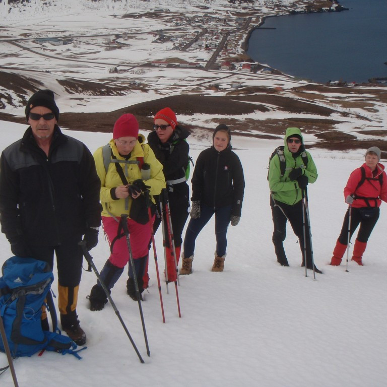 Á leið upp brattann, Grenivík í baksýn