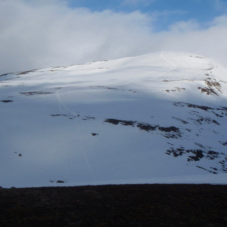 Greina má snjótroðarann í slóðinni á leið niður af Kaldbak