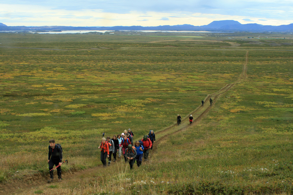 Gengið upp Bröttubrekku. Mývatn og Búrfell í baksýn.