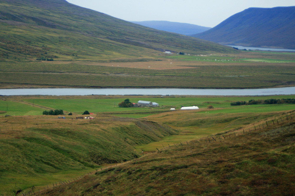 Nú er stutt eftir. Horft niður að Arndísarstöðum og Lyngholti í Bárðardal.
