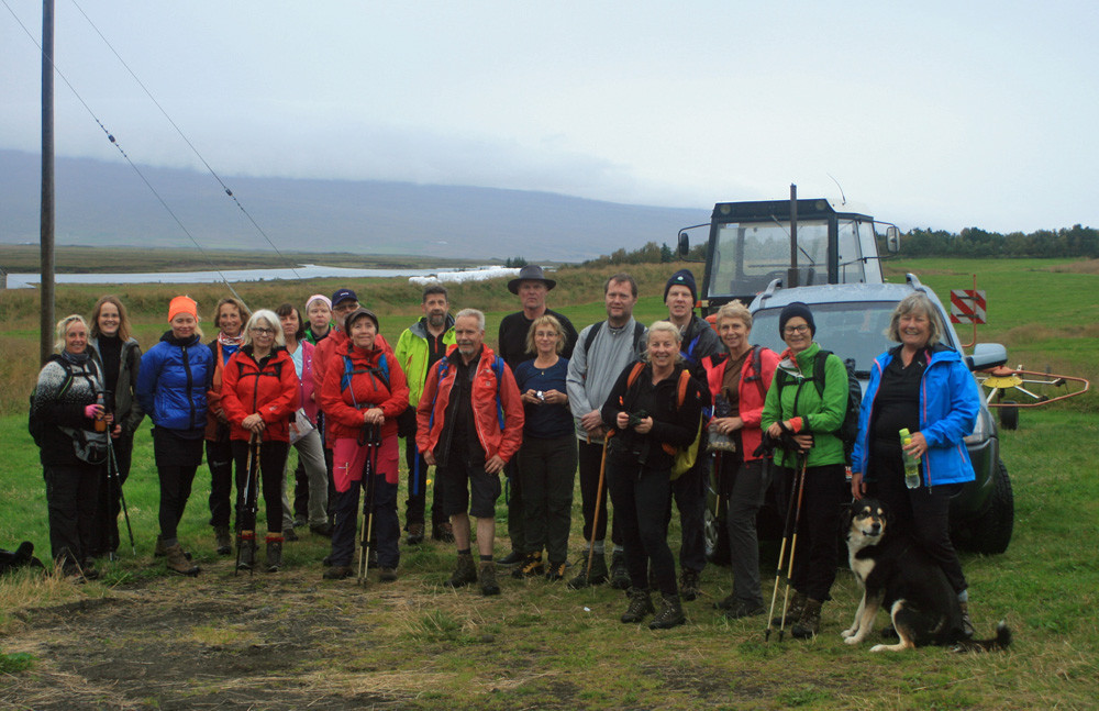 Ferðarlok. FFA-hópurinn á hlaðinu á Arndísarstöðum.