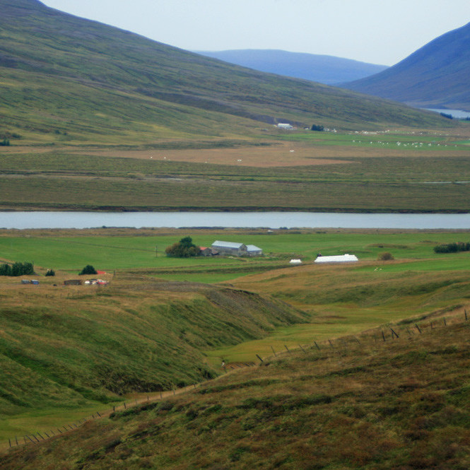 Nú er stutt eftir. Horft niður að Arndísarstöðum og Lyngholti í Bárðardal.