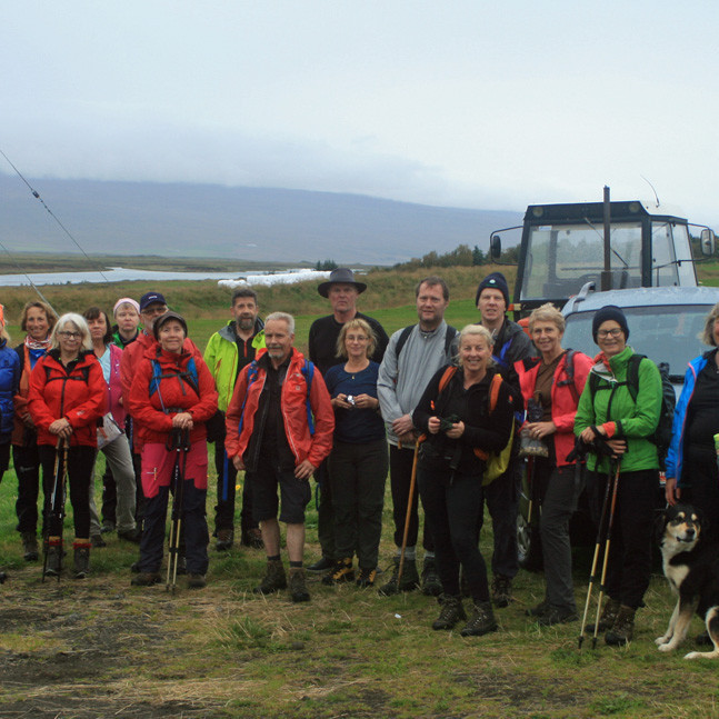 Ferðarlok. FFA-hópurinn á hlaðinu á Arndísarstöðum.