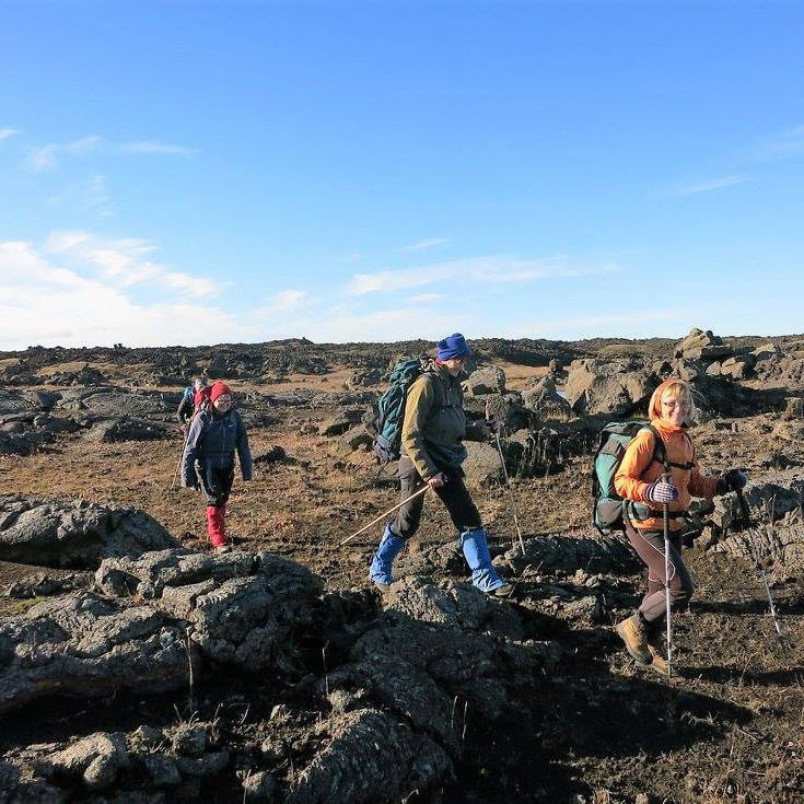 Gengið á hrauni.