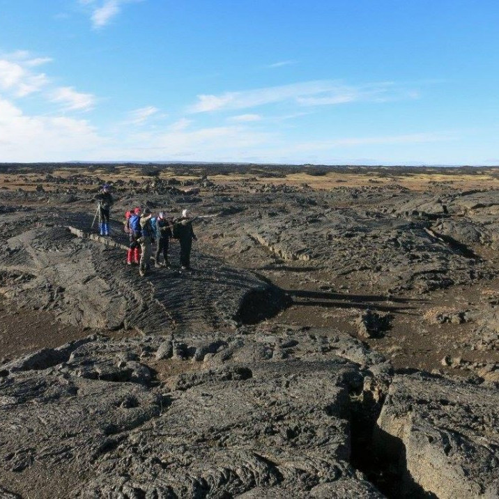 Staldrað við í hrauninu.