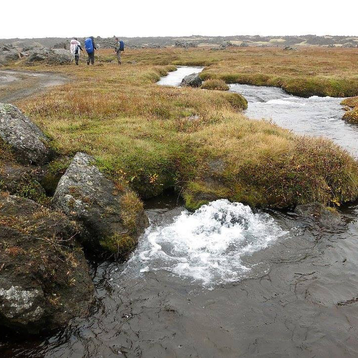 Bullandi vatn úr hrauninu.