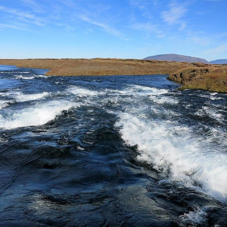 Flúðir við hólmann.