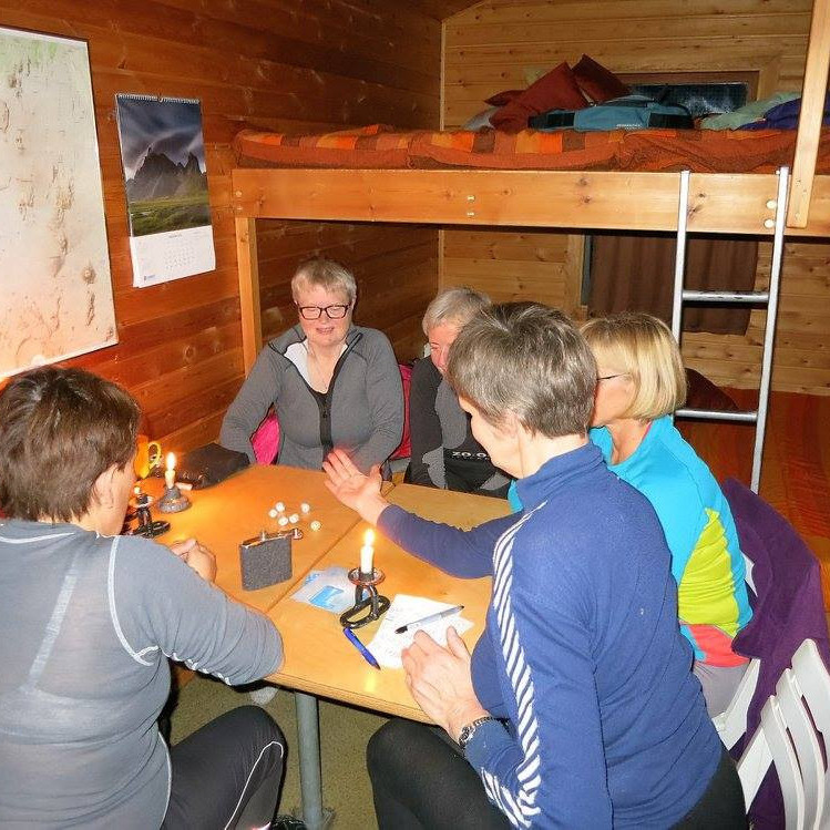 Spilað innan við gluggann.