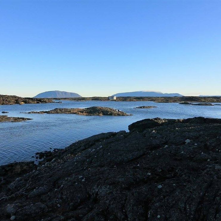 Nýja vatnið við Botna og fjöllin í baksýn.