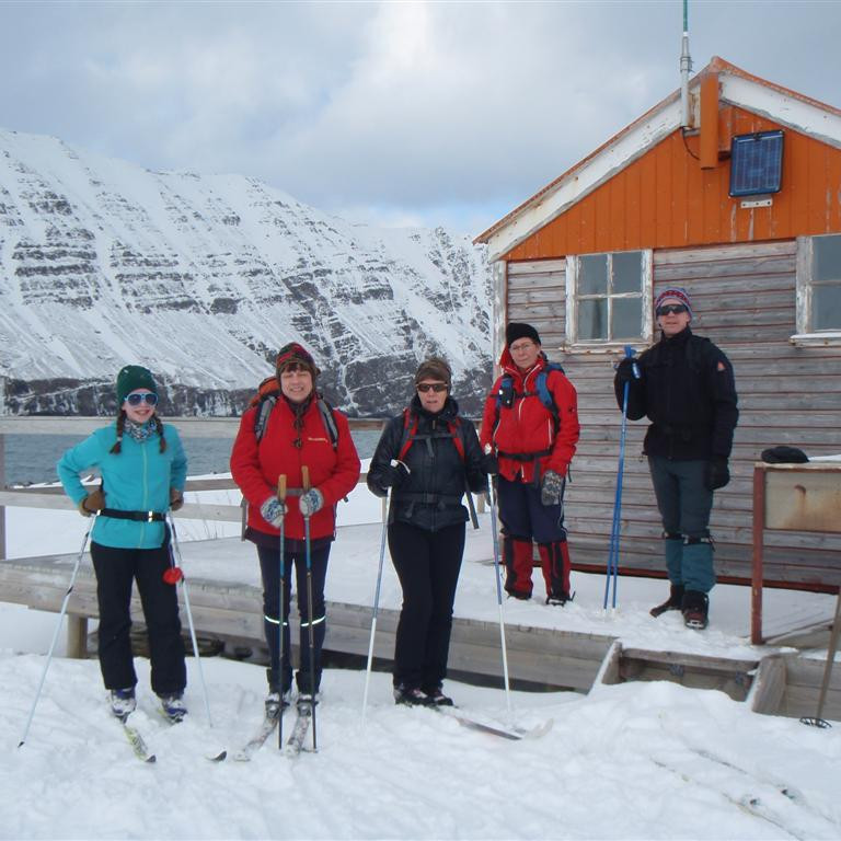 Við slysavarnarskýlið