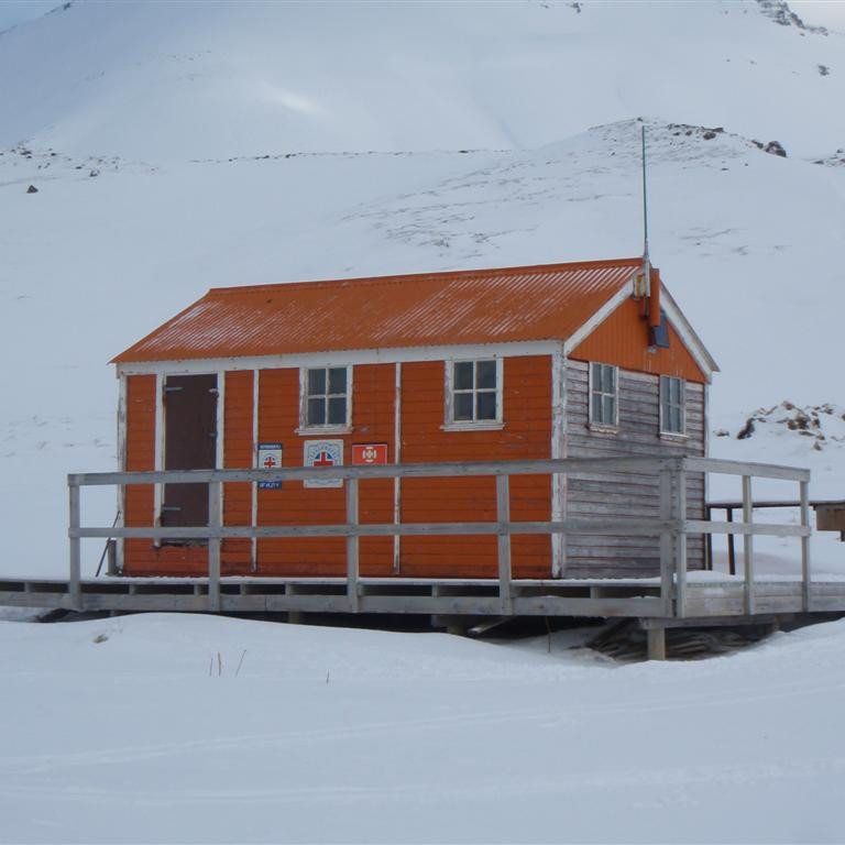 Skýlið, Víkurbyrða í bakgrunni