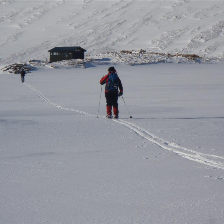 Á leið yfir ósinn að veiðihúsinu