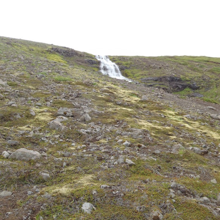 Þokan var niður í miðjar hlíðar. En ákveðið var að halda áætlaðri leið.