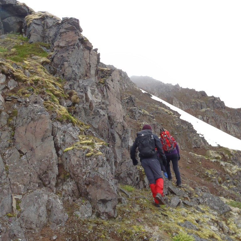 Bratt var upp úr Hestskarði upp á Hestskarðshnjúk. (Syðri Staðarhólshnjúk).