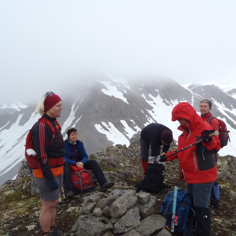 Kominn upp. Pallahnjúkur og Móskógarhnjúkur.