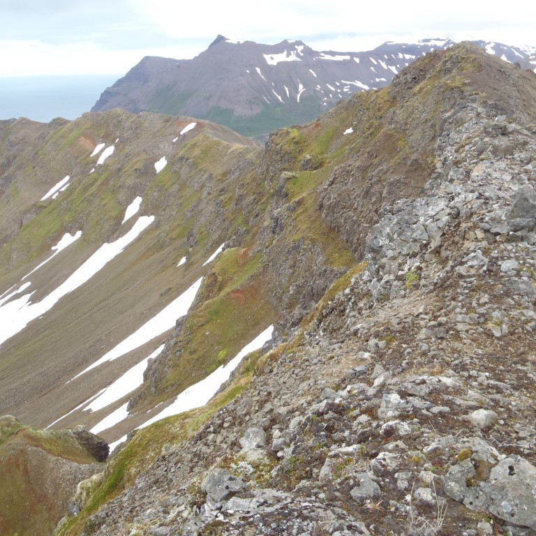 Góðagjá, Einbúastígur. Yfir sér í Víkurbyrðuna.