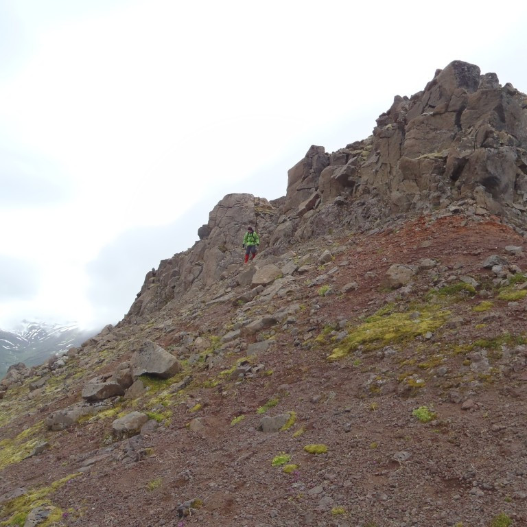 Nokkrar lægðir eru í hrygginn.T.d. við Góðugjá, og  Pútuskörð.