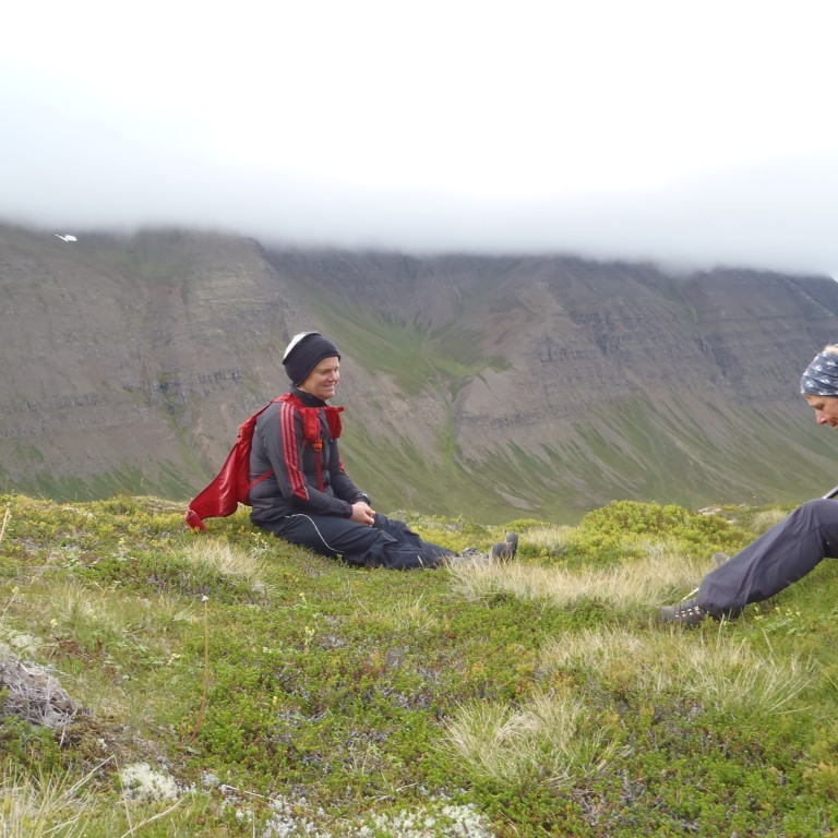 Arnfríður og Jónína. Sér yfir í skálina þar sem átti að fara upp á Siglunesmúlann.