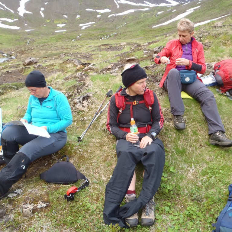 Una Þórey fararstjóri að lesa í kortin sín.