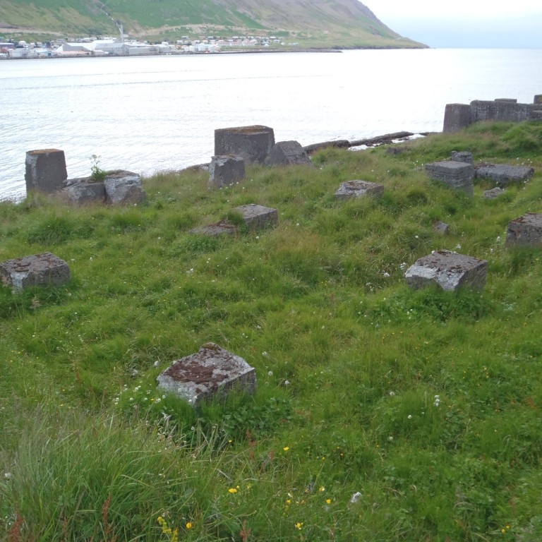 Leifar síldarverksmiðju sem sópaðist á haf út í snjóflóði.