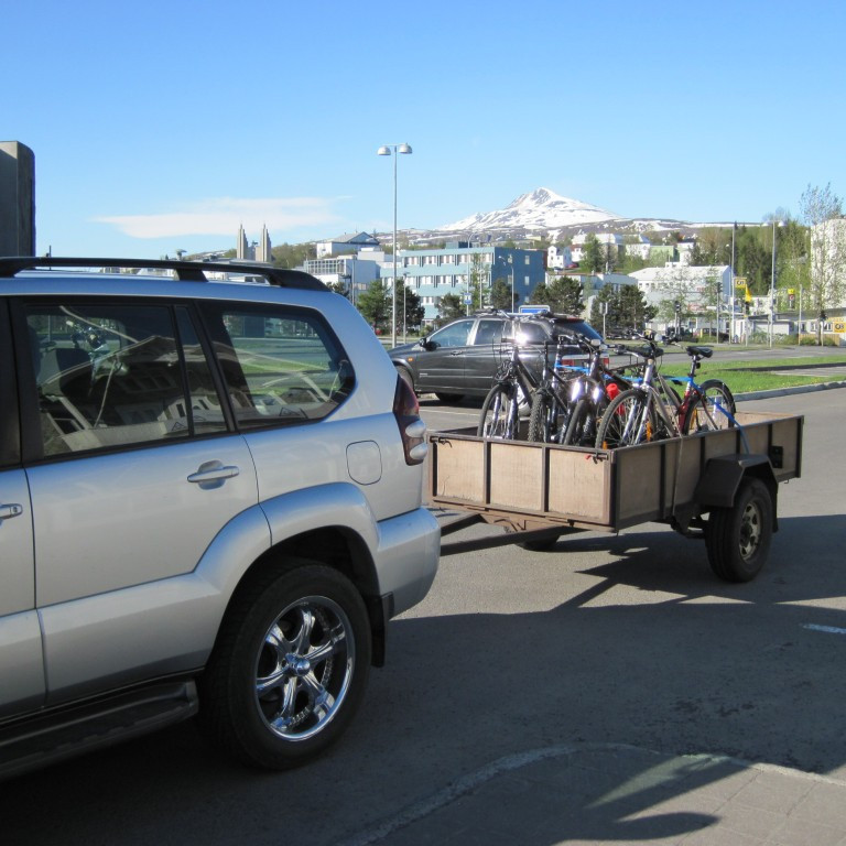 4 hjól á þessari kerru og veðrið lofar góðu á Ak