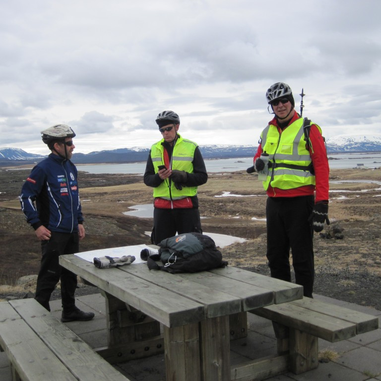 Formaður ferðanefndar fyrrverandi gjaldkeri og fararstjóri ásamt ritara FFA gera allt klárt. Farið yfir kort og staðsetningartæki