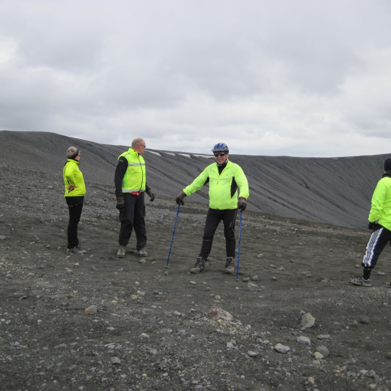 Komin upp létt og þægileg gönguleið upp á brún þar sem hún er lægst.