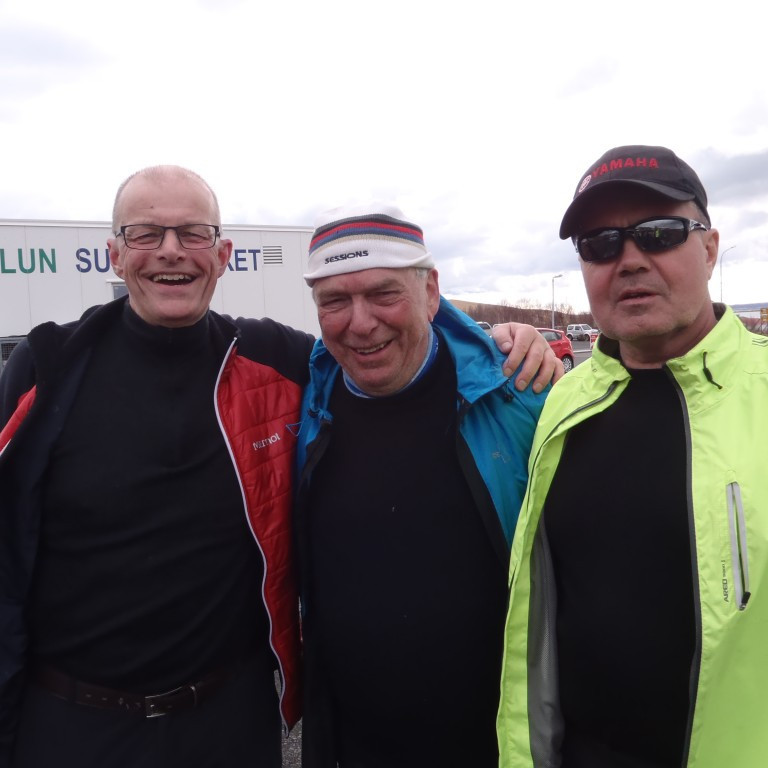 Fararstjórar Stefán og Ingimar með aldursforseta ferðarinnar Þórarinn Kristjánsson á milli sín.